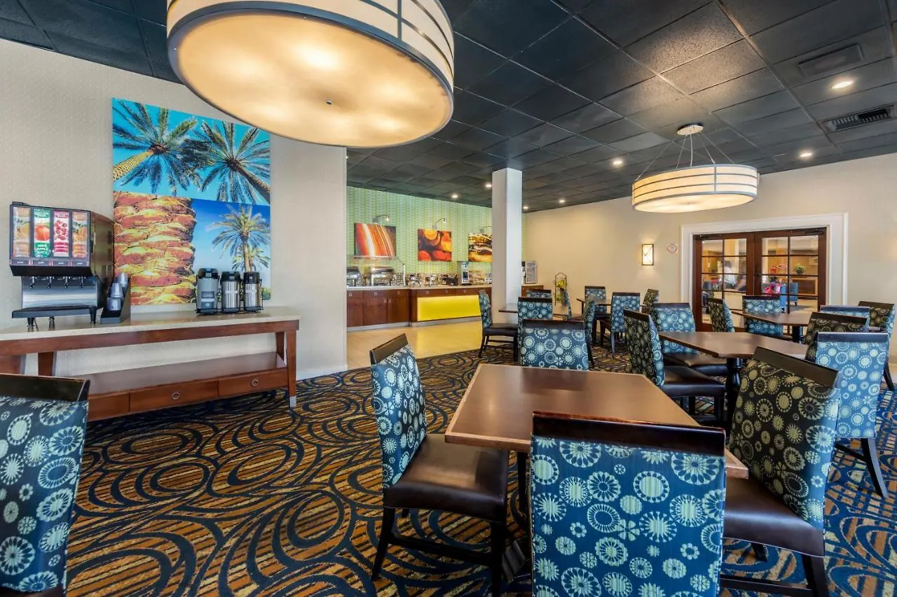 Clarion Hotel Anaheim Resort 3*,